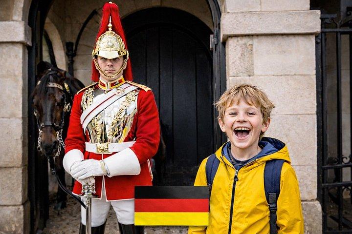 ロンドンのバッキンガム宮殿で行われた衛兵交代式に出席したドイツ人ツアーグループ