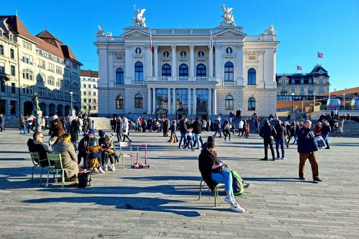 チューリッヒ旧市街の宝物プライベートツアー：時代を超えた旅