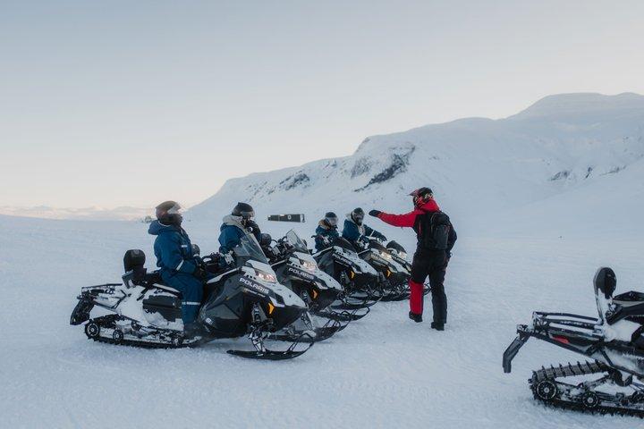 Gullfoss: Langjokull Glacier Ice Cave og Snowmobile guidet tur
