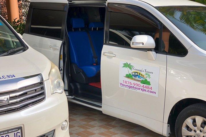 Montego Bay Roundtrip Luxury Transfer with Lounge Access