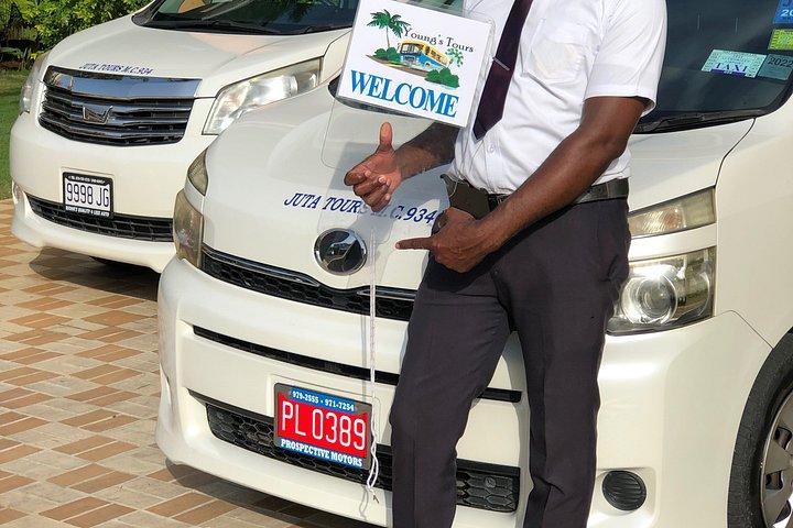 Montego Bay Roundtrip Luxury Transfer with Lounge Access