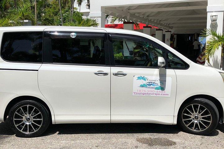 Montego Bay Roundtrip Luxury Transfer with Lounge Access