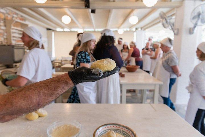 パロス島のデラックスホテルでマリアのオープンクッキングクラスのレッスン