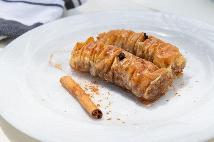 パロス島のデラックスホテルでマリアのオープンクッキングクラスのレッスン