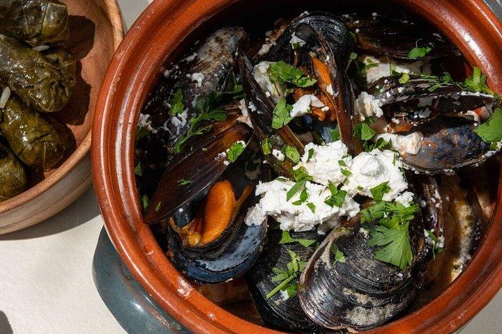 パロス島のデラックスホテルでマリアのオープンクッキングクラスのレッスン