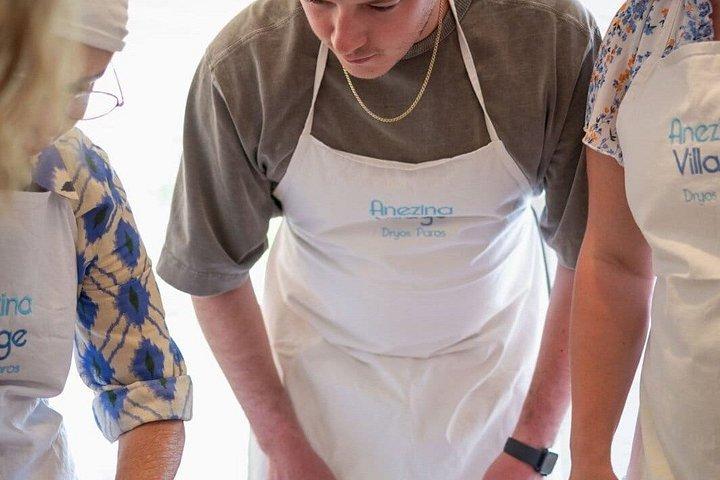 パロス島のデラックスホテルでマリアのオープンクッキングクラスのレッスン