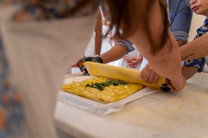 パロス島のデラックスホテルでマリアのオープンクッキングクラスのレッスン