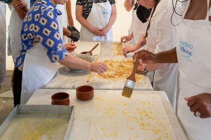 パロス島のデラックスホテルでマリアのオープンクッキングクラスのレッスン
