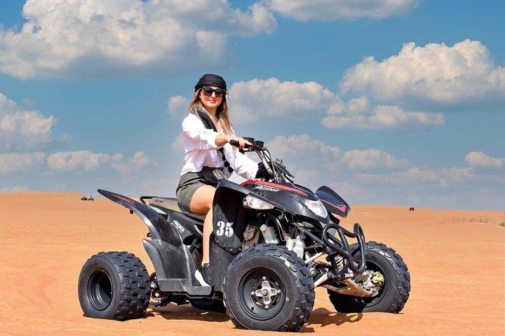 ドバイ砂漠サファリ半日（クワッドバイクバギーライドとラクダ）