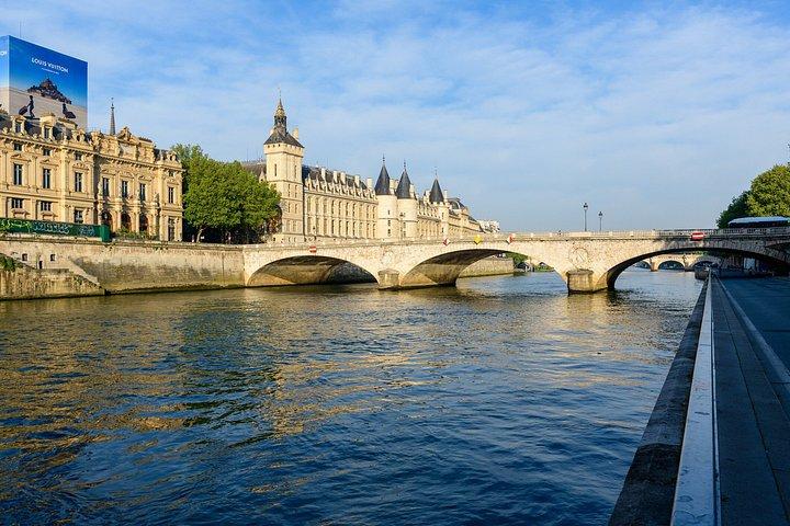 パリプライベートウォーク：ノートルダム寺院、サント・シャペル＆中世の城壁