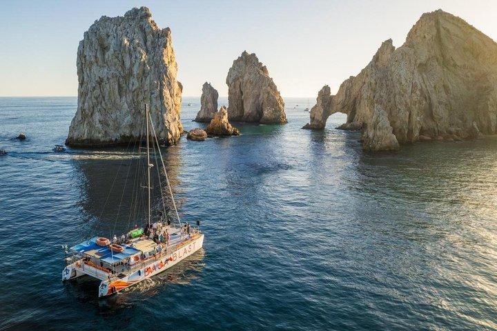 Los Cabos Sunset Cruise: Vista icónica, alegria de grupo, comida e bebida