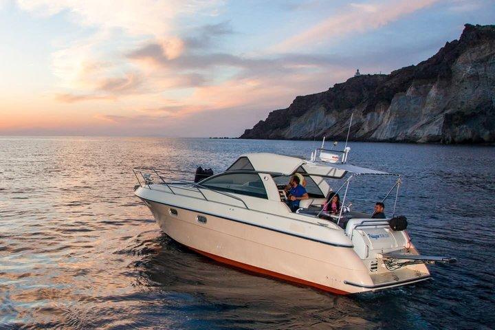 サントリーニ島5時間プライベートデイまたはサンセットツアー（Bbqとドリンク付き）