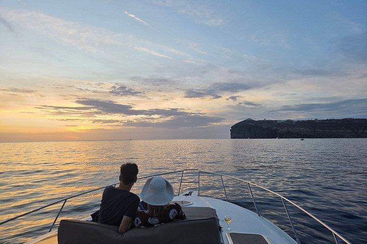 5 時間のサントリーニ島プライベート ラグジュアリー クルーズ (バーベキューとドリンク付き)