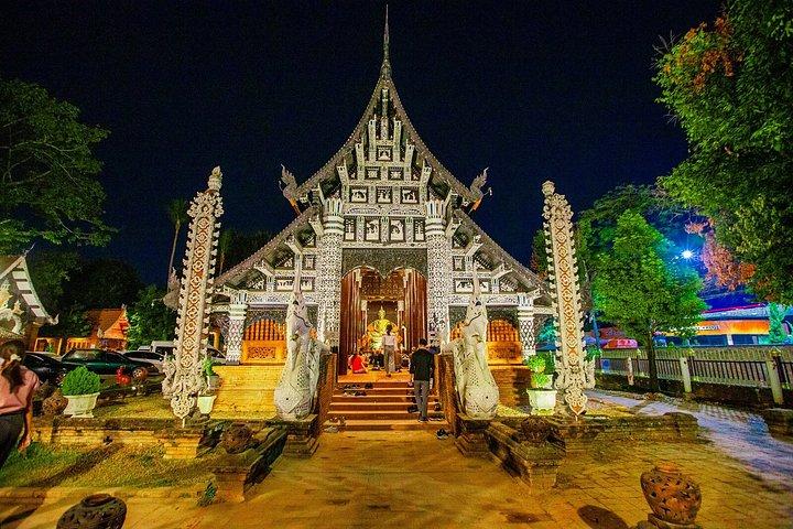 ガイドなしのチェンマイプライベートナイトツアー（トゥクトゥク）