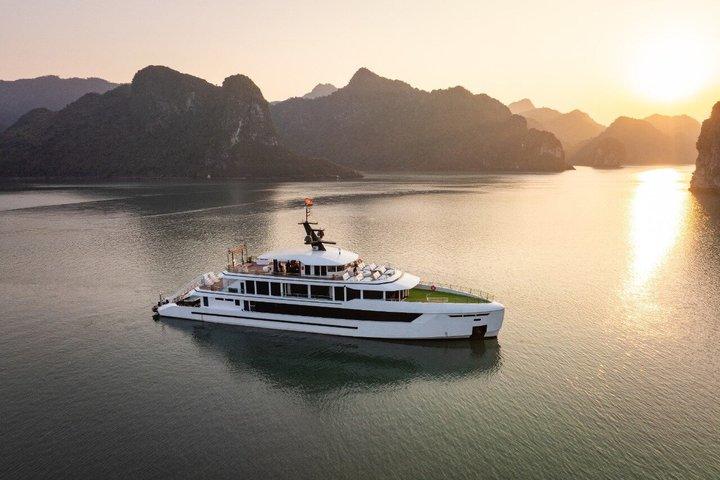 Vanuit de haven: Ha Long & Lan Ha Bay Luxury 5 - Star Scenic Cruise
