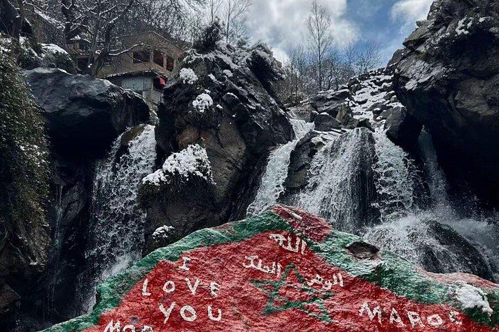オウリカ渓谷とアトラス山脈、マラケシュからの滝