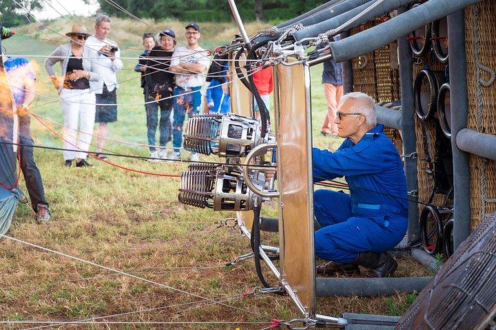 プロの熱気球乗りがウンブリア州トラジメーノのアッシジで