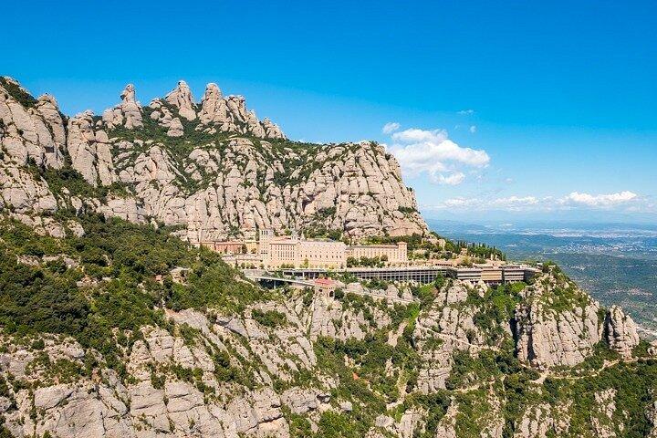 バルセロナ発、モンセラート修道院への簡単なハイキングとシッチェス ツアー