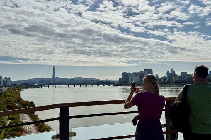 Morning Bike Tour along the Han River with a Local