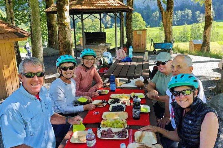 ラウターブルンネンとトランメルバッハの滝 E-バイクツアースイスピクニック
