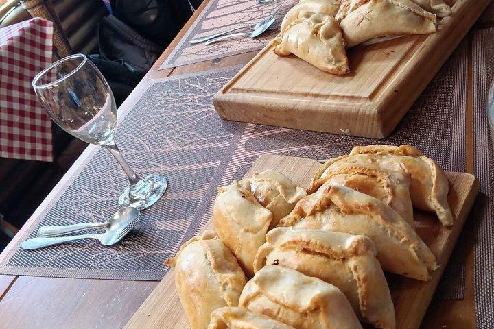 Descubre la Cueca Baile Tradicional Chileno Más Vino y Empanada