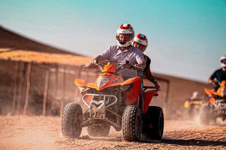 Vibrazioni del deserto di Agafay: Quad, Cammelli e Cena.