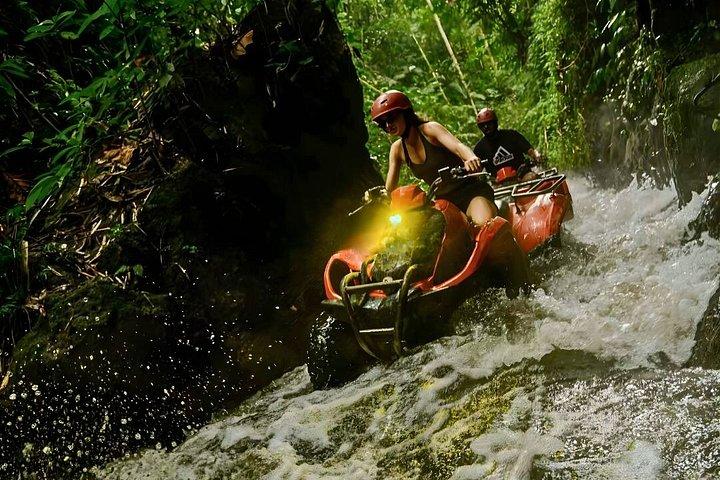 トンネル&隠れた滝を巡るクバーバリATVクワッドバイクアドベンチャー