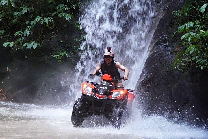トンネル&隠れた滝を巡るクバーバリATVクワッドバイクアドベンチャー