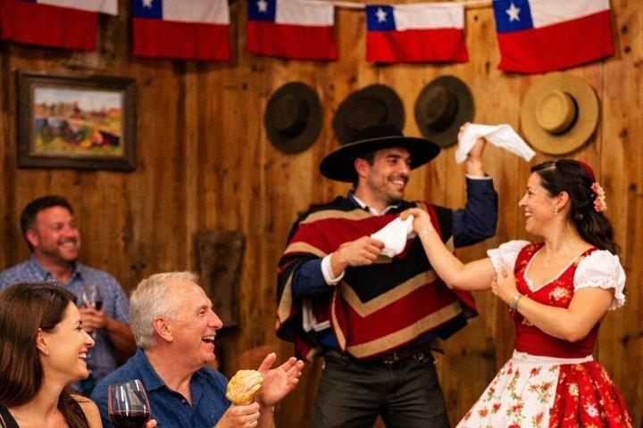 Descubre la Cueca Baile Tradicional Chileno Más Vino y Empanada