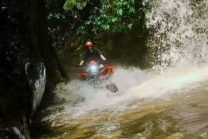 トンネル＆隠れた滝を巡るクバーバリATVクワッドバイクアドベンチャー