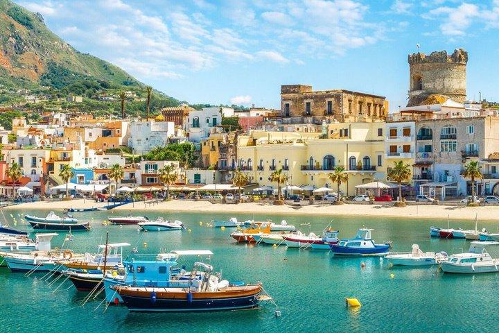 Tour privato in barca a Ischia o Procida da Sorrento