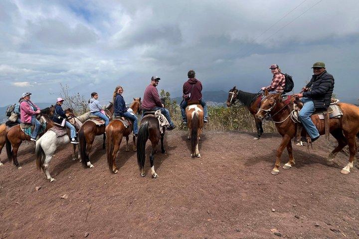 Découvrez Pacaya Volcano Trek en randonnée à cheval