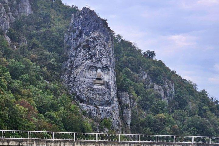 ゴルバク要塞と鉄門渓谷（ボート乗船）