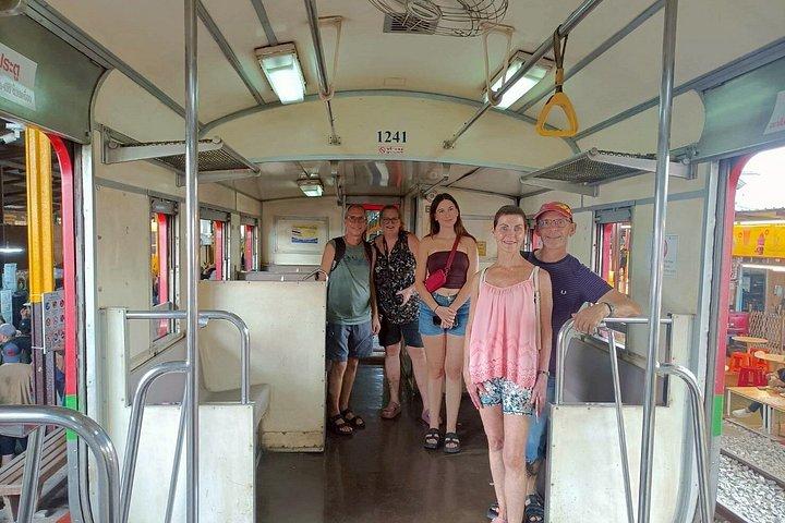 バンコク発ダムヌンサドゥアック水上マーケットとメークロン鉄道