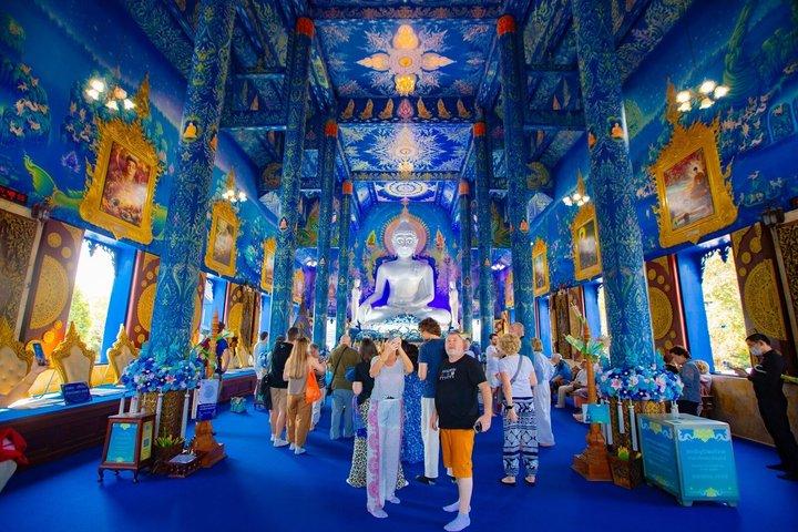 チェンマイ：チェンライ寺院ツアー（ランチ付き）とラリッタカフェ
