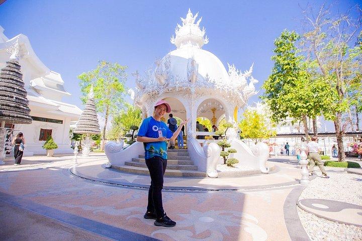 チェンマイ：チェンライ寺院ツアー（ランチ付き）とラリッタカフェ