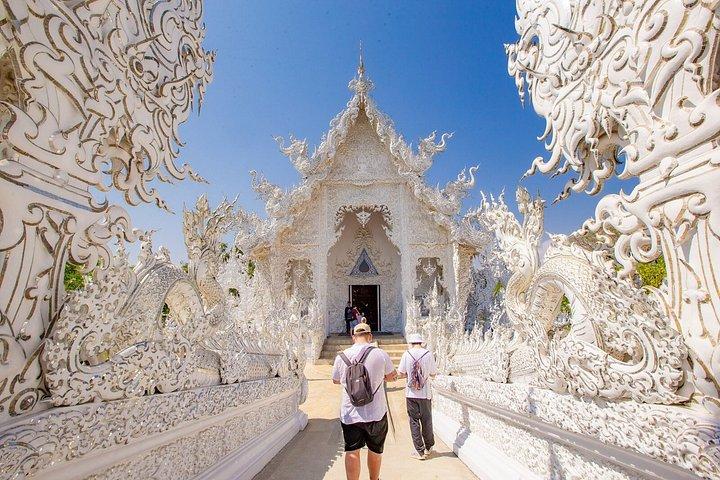 チェンマイ：チェンライ寺院ツアー（ランチ付き）とラリッタカフェ