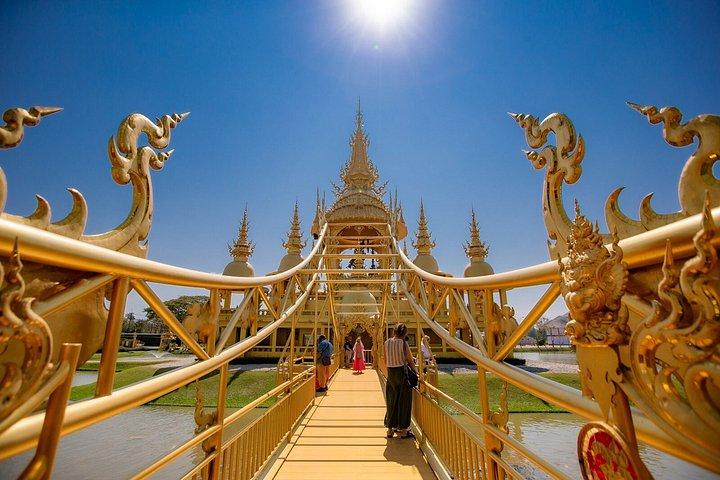 チェンマイ：チェンライ寺院ツアー（ランチ付き）とラリッタカフェ