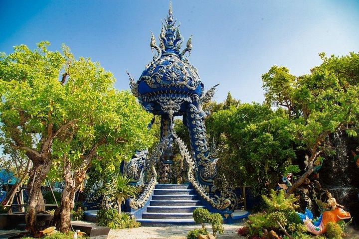 チェンマイ：チェンライ寺院ツアー（ランチ付き）とラリッタカフェ