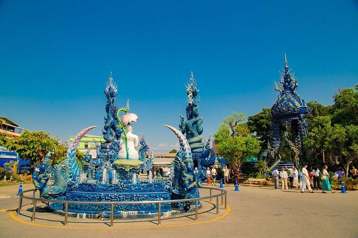 チェンマイ：チェンライ寺院ツアー（ランチ付き）とラリッタカフェ