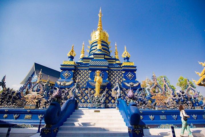 チェンマイ：チェンライ寺院ツアー（ランチ付き）とラリッタカフェ