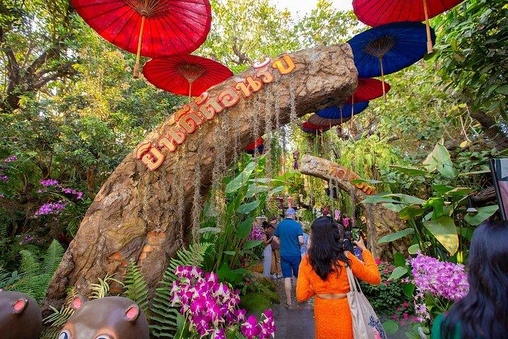 チェンマイ：チェンライ寺院ツアー（ランチ付き）とラリッタカフェ