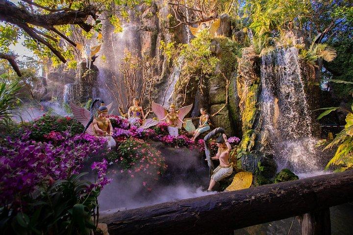 チェンマイ：チェンライ寺院ツアー（ランチ付き）とラリッタカフェ