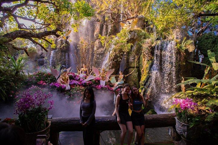 チェンマイ：チェンライ寺院ツアー（ランチ付き）とラリッタカフェ