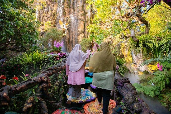 チェンマイ：チェンライ寺院ツアー（ランチ付き）とラリッタカフェ