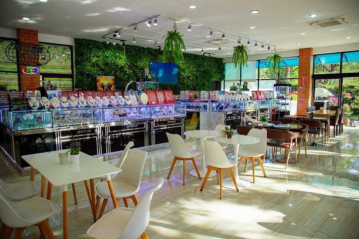 チェンマイ：チェンライ寺院ツアー（ランチ付き）とラリッタカフェ