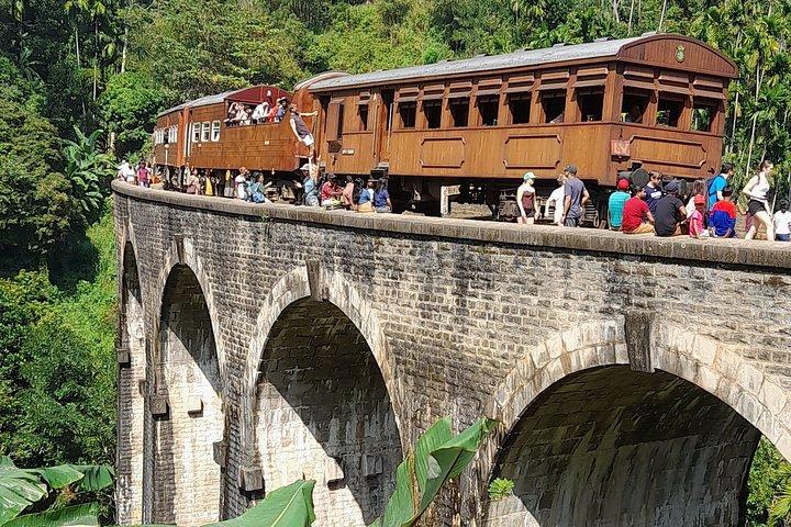 フレンドリーなドライバー付きのプライベート複数日スリランカ周遊ツアー(車)