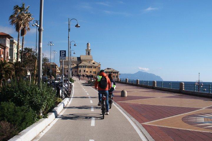 山から海までジェノヴァを巡る4時間の自転車ツアー