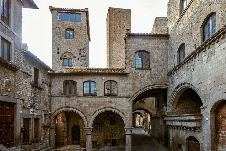 ローマから：ヴィテルボ＆トゥーシア田園地帯へのプライベート日帰り旅行