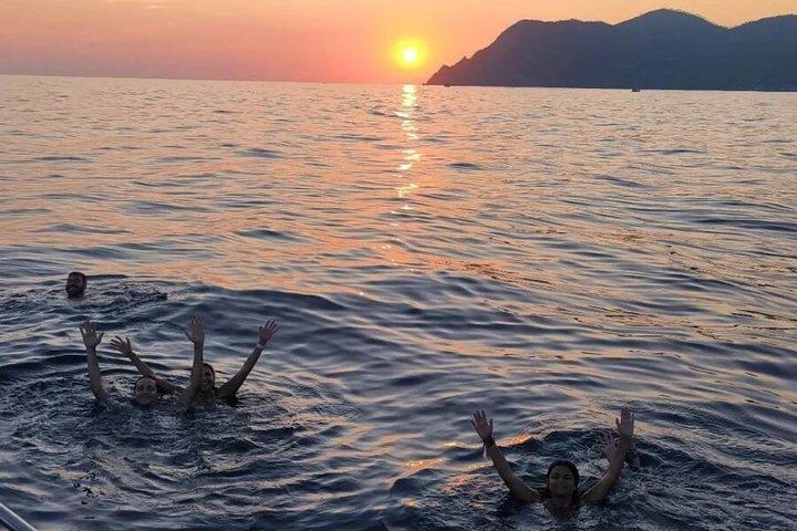 マナローラ：船上でのアペリティフ付き日帰りツアーとサンセットツアー